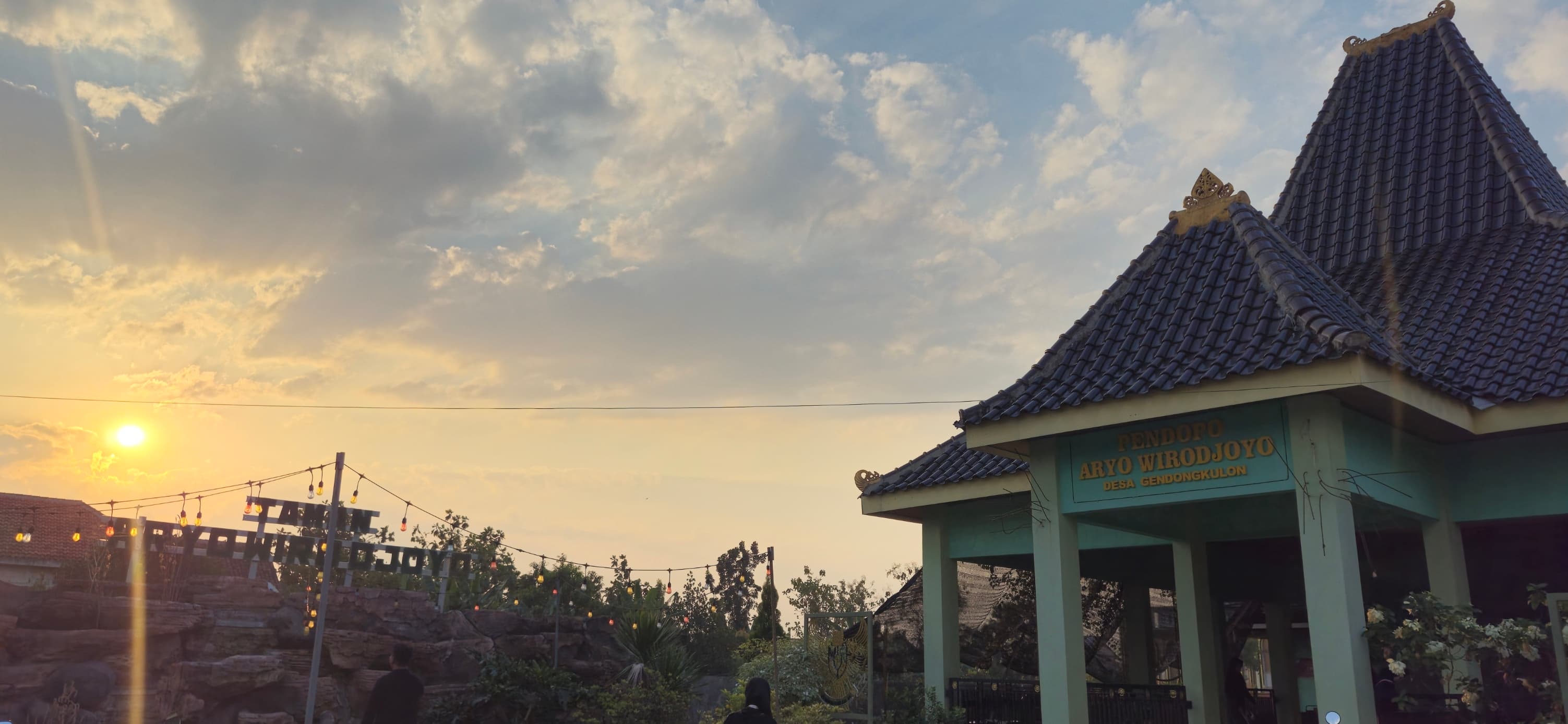 Pemandangan Desa Gendongkulon saat senja